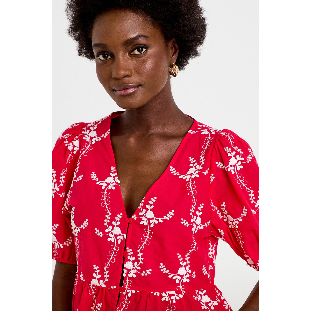 Blouse col v manches courtes brodée rouge, CACHE CACHE