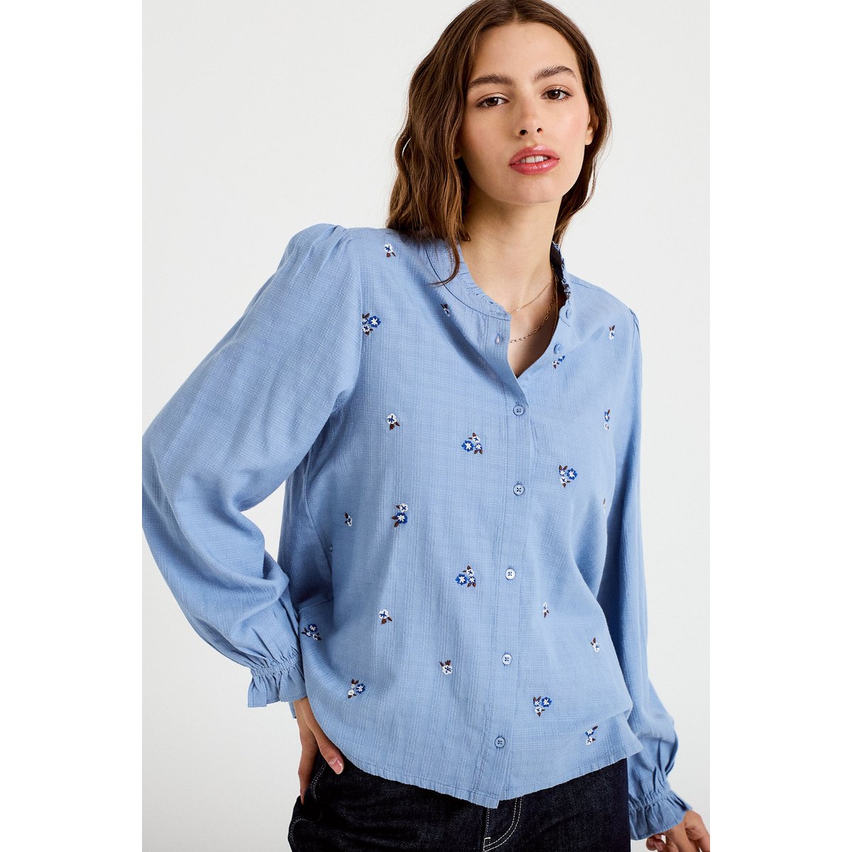 Blouse droite courte col v broderie bleu, CACHE CACHE