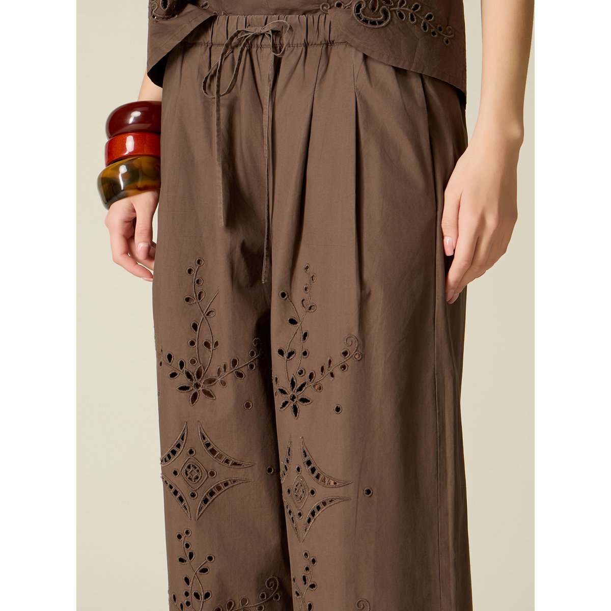 Pantalon court en coton ajouré marron, OLTRE