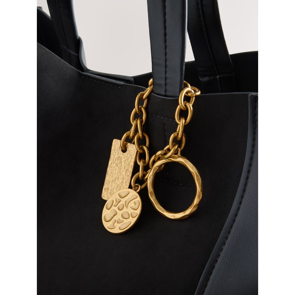 Sac porté épaule en suédine à breloques noir, NEXT