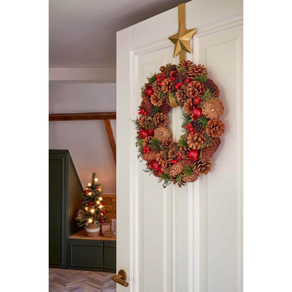 Couronne de Noël avec pommes de pin LANDON brun, MICA DECORATIONS