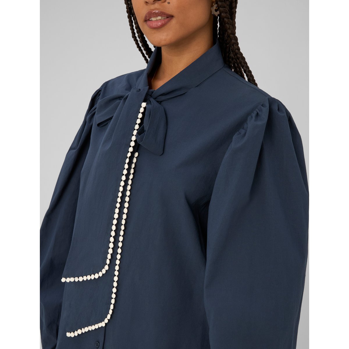 Blouse à col lavalière bleu foncé, BZB