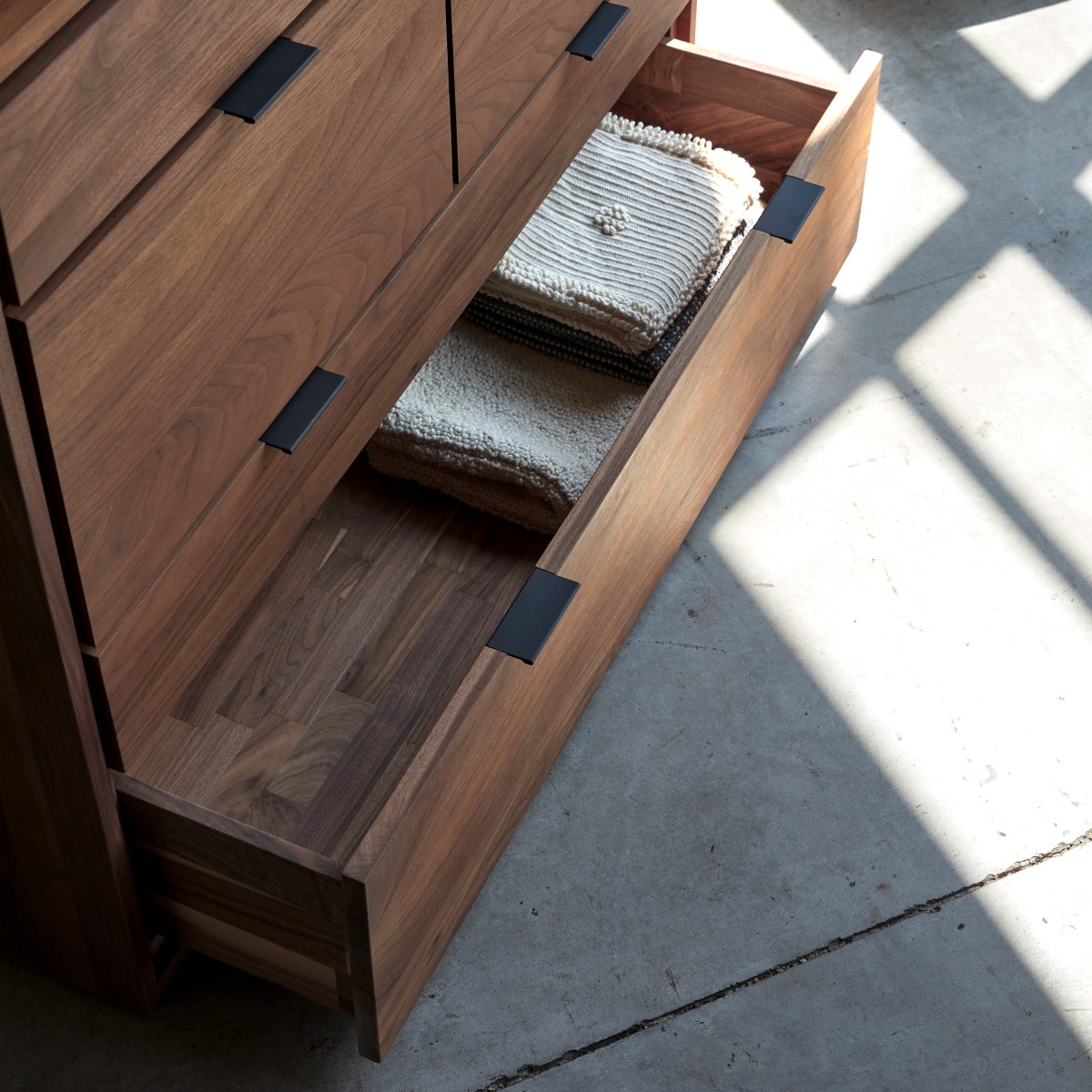Commode en Noyer massif, SENSON marron, TIKAMOON