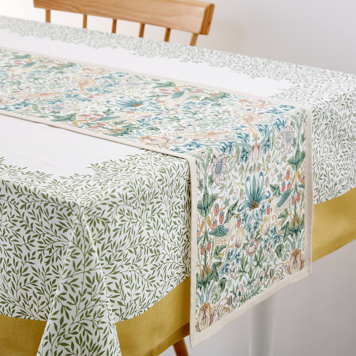 Morris & Co. Strawberry Thief Table Runner - 35x250cm pink, MORRIS & CO.