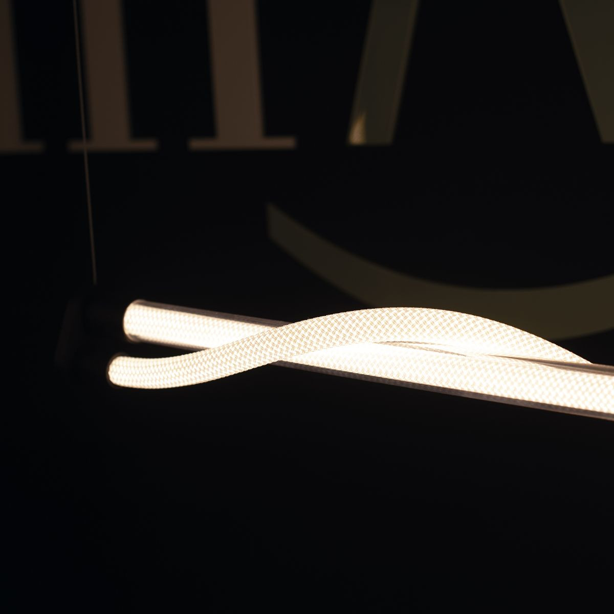 Suspension en métal design, FUGAZ noir, MANTRA