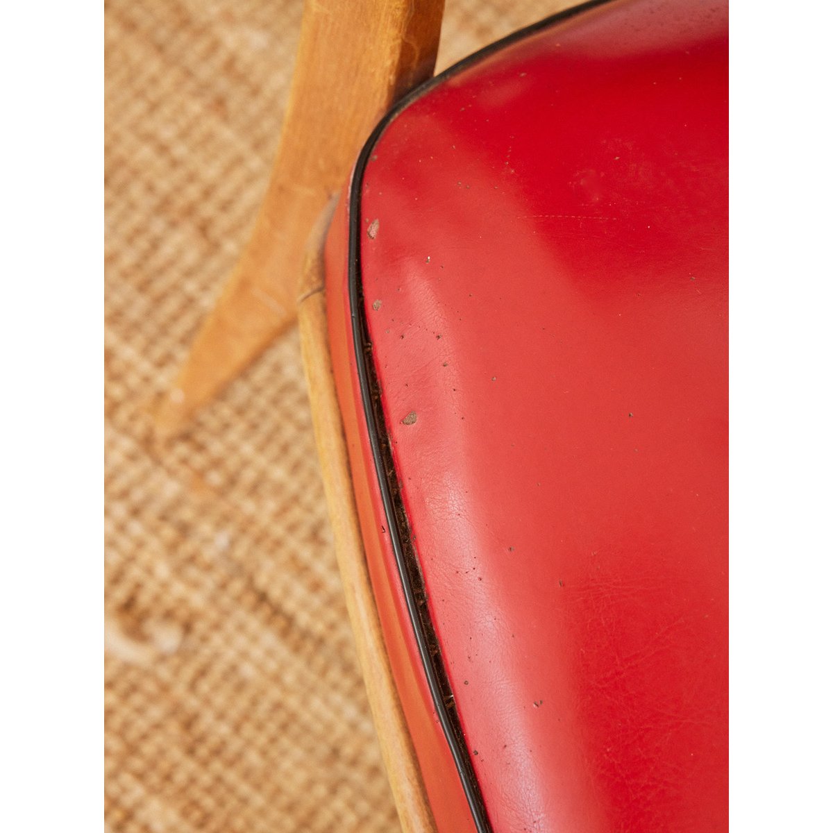 Lot de 4 chaises en skaï rouge Alma N°1591 - Bon état bois clair, DEBONGOUT