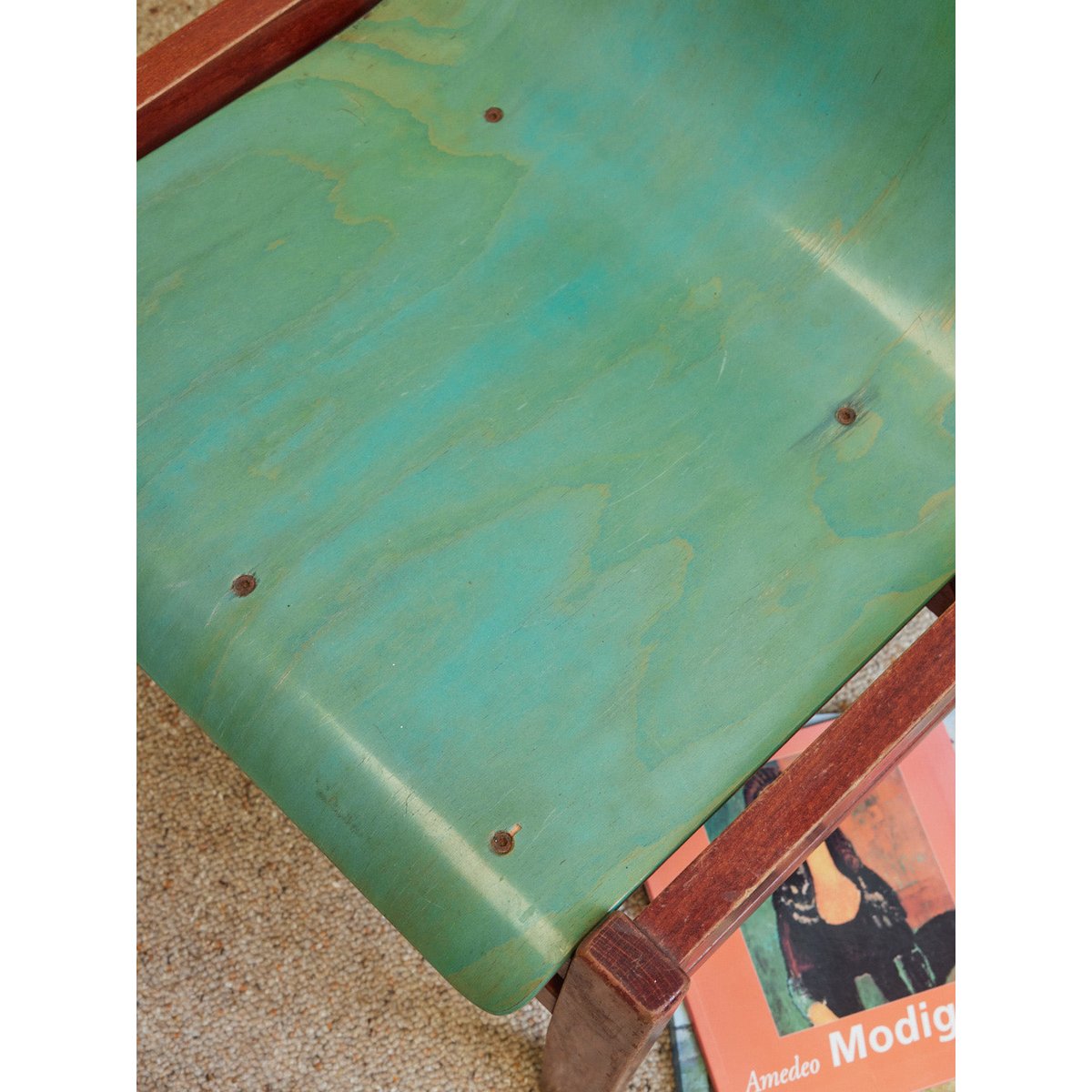 Paire de deux chaises en bois design Alma N°2024 - Bon état vert, DEBONGOUT