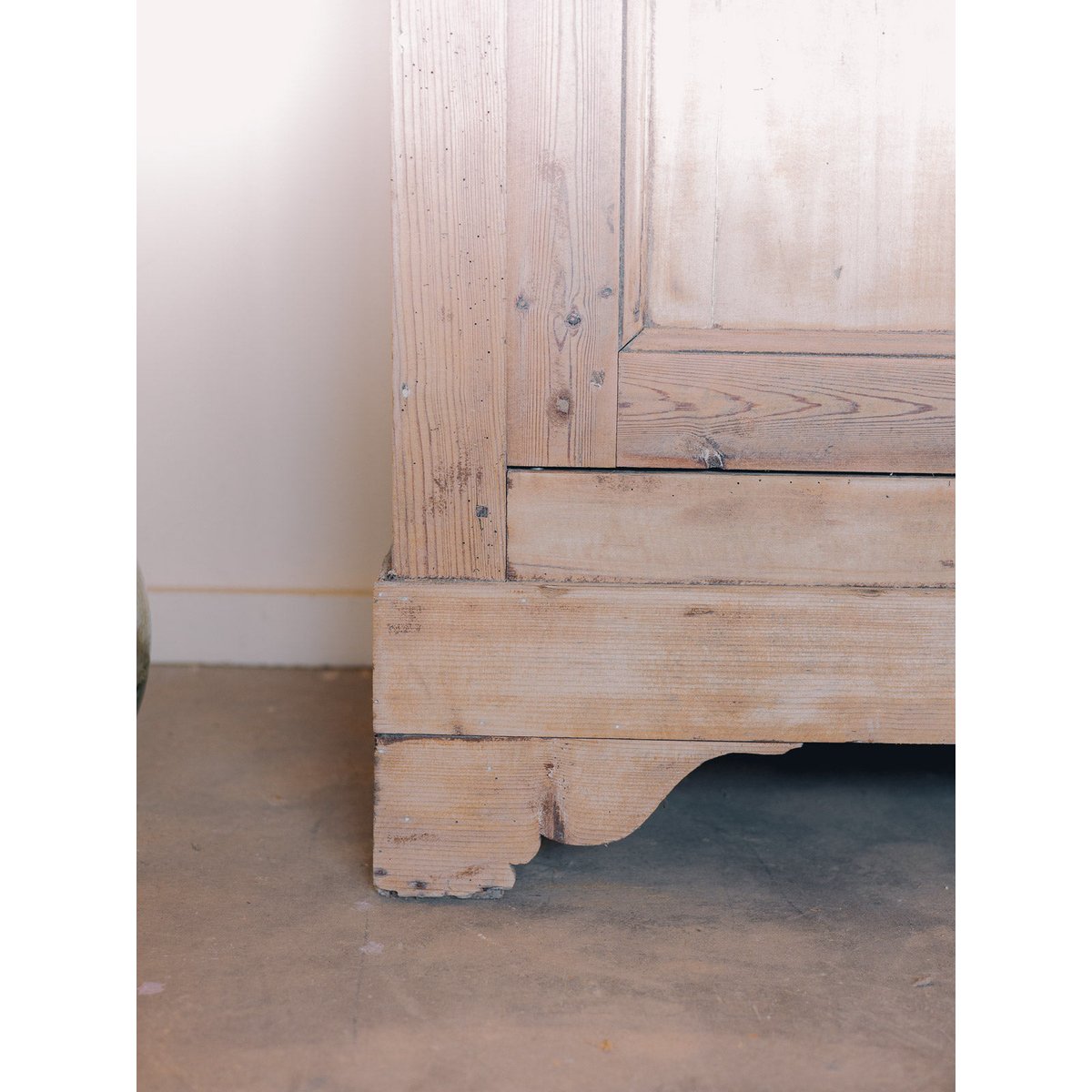 Armoire de campagne en bois clair rénovée Blandine N°501 - Bon état bois clair, DEBONGOUT