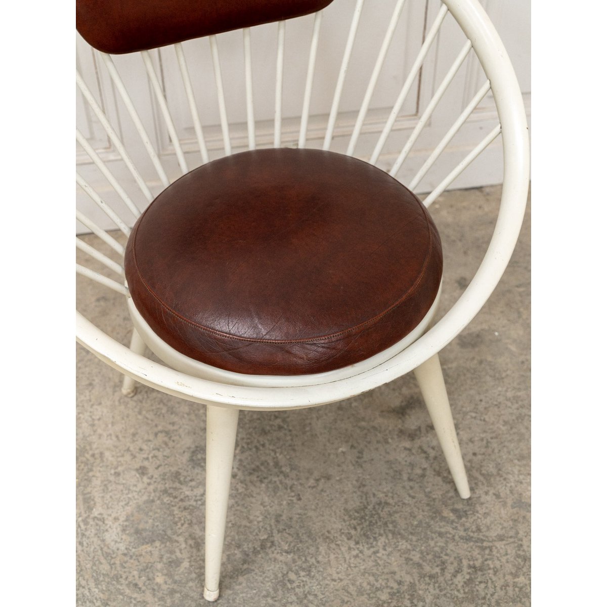 Fauteuil circle en cuir par Yngve Ekström Jakob N°1293 - Bon état blanc, DEBONGOUT