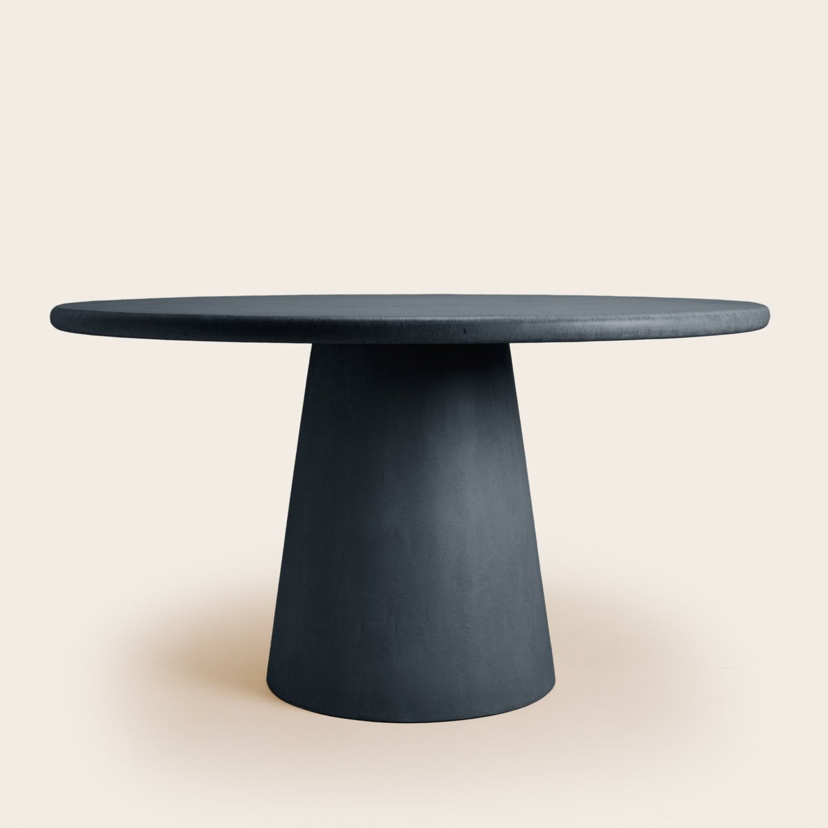 Table À Manger en Enduit minéral à l'effet béton ELIZ noir carbone, MADURA