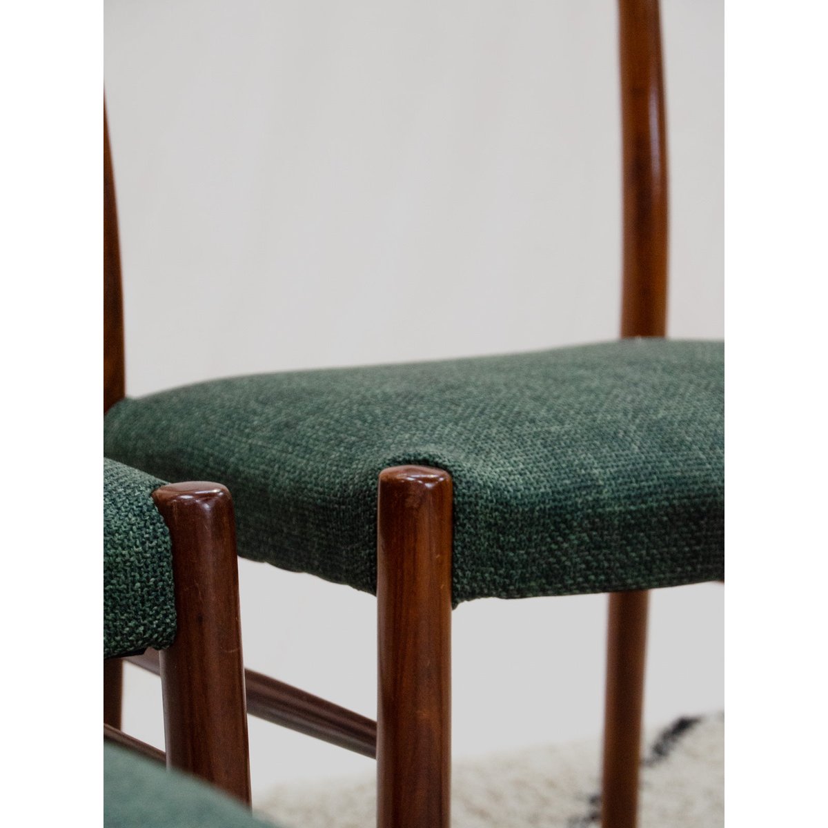 Lot de 4 chaises en teck et tissu Alma N°2134 - Bon état bois foncé, DEBONGOUT