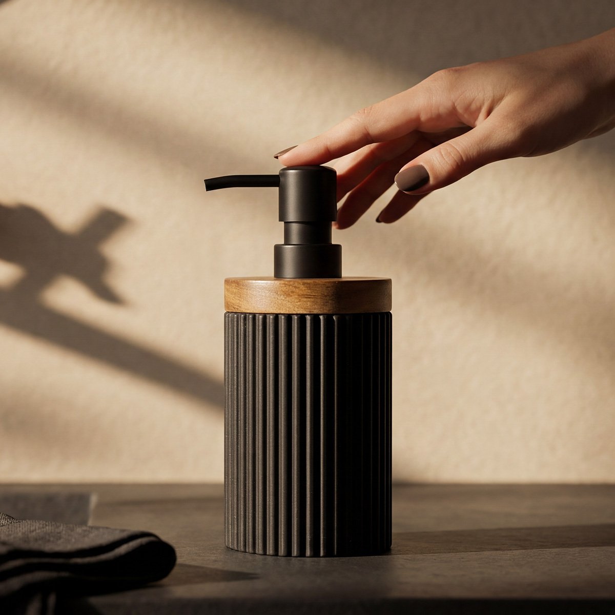 Distributeur savon LAGO noir, MAISON AUBERTIN