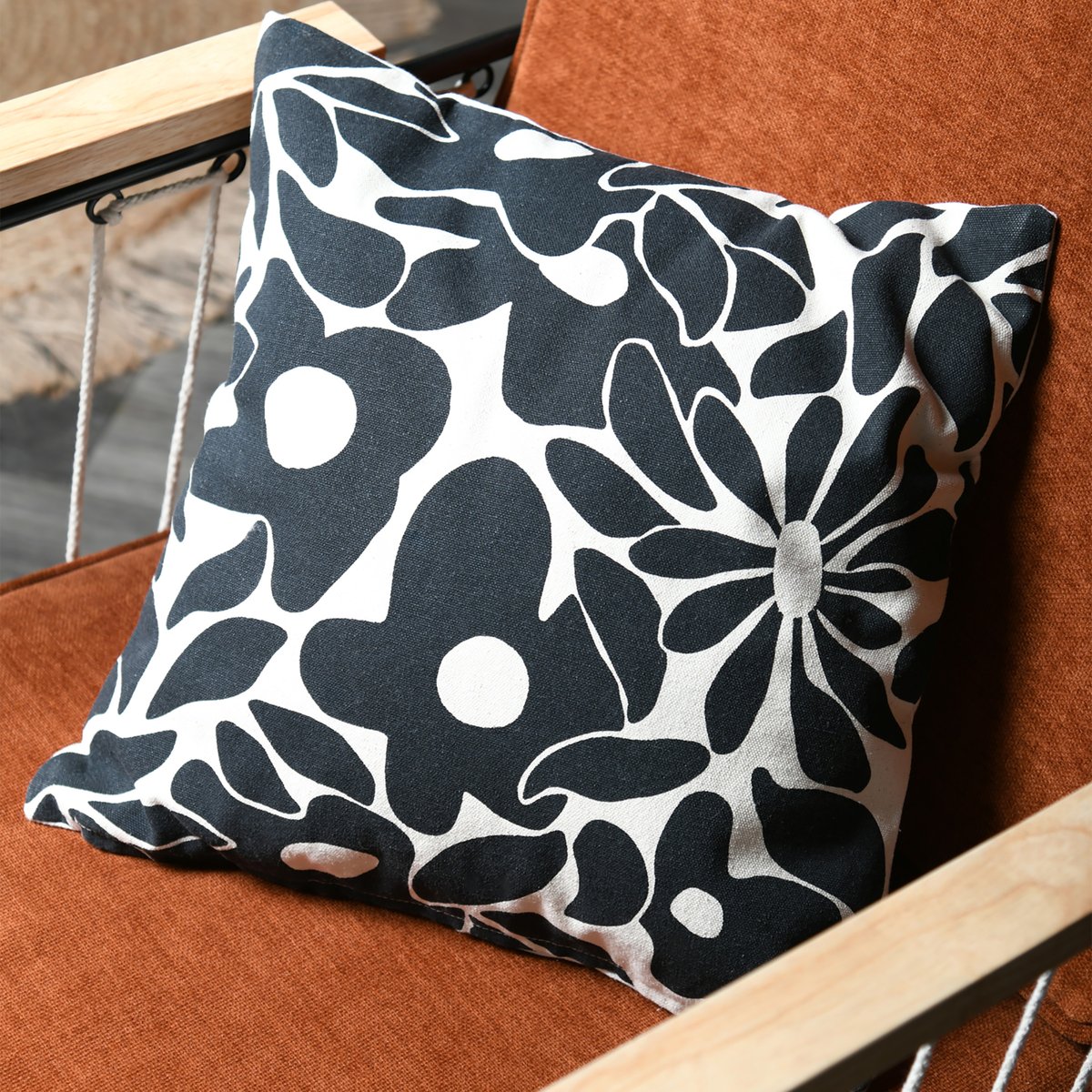 Housse de coussin imprimée graphique en coton noir, LOVELY CASA
