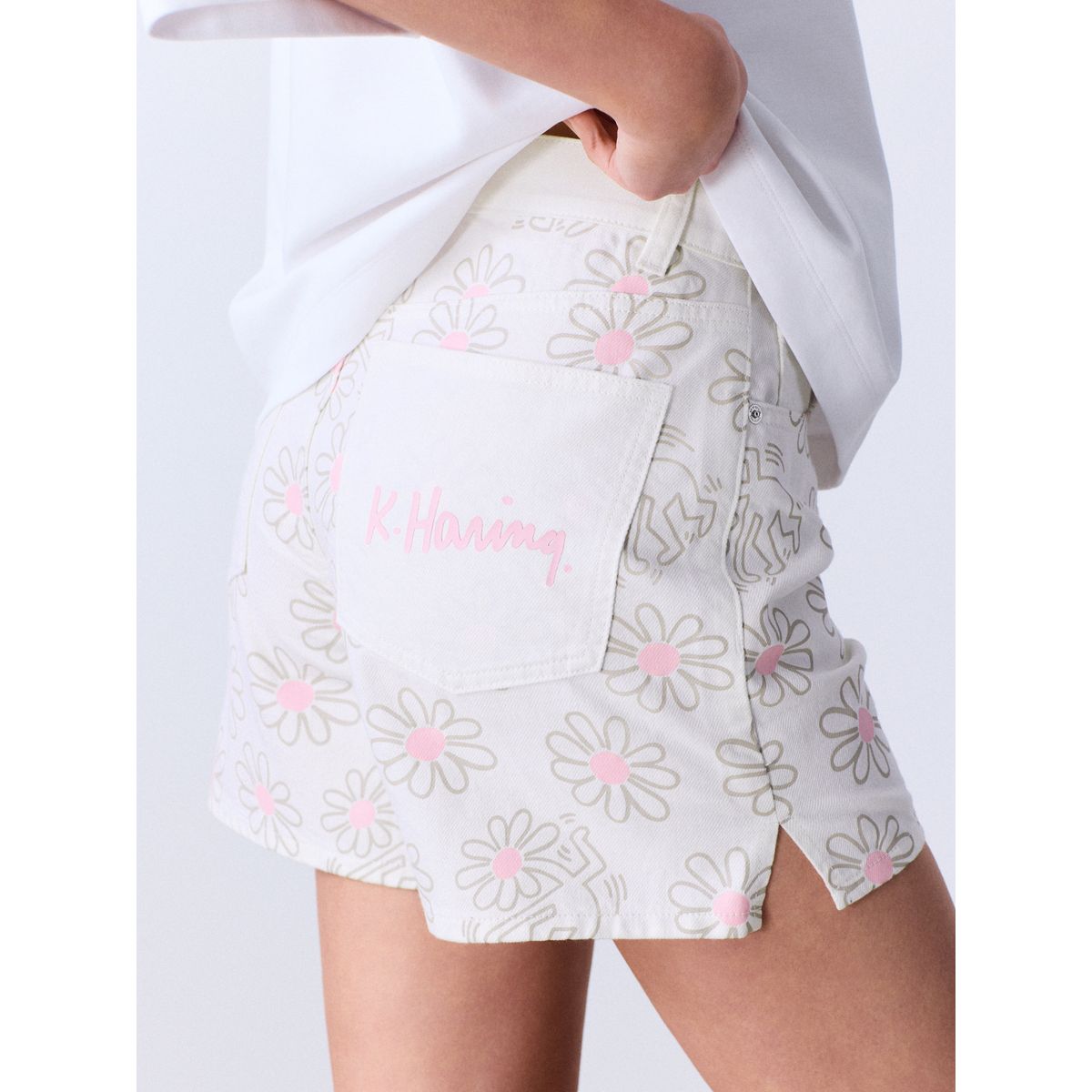 Short taille mi-haute en jean à ourlet fendu blanc, NEXT