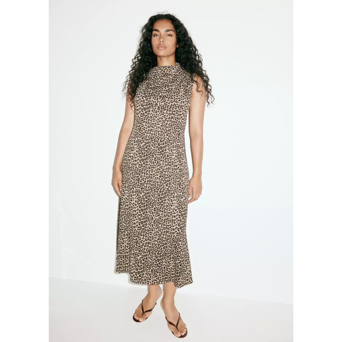 Robe texturée avec détail froncé marron, MANGO