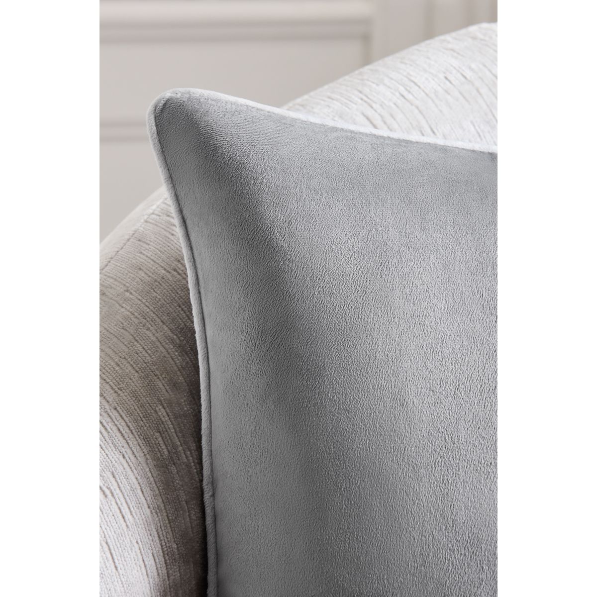 Coussin en velours mat avec liseré contrasté gris, NEXT