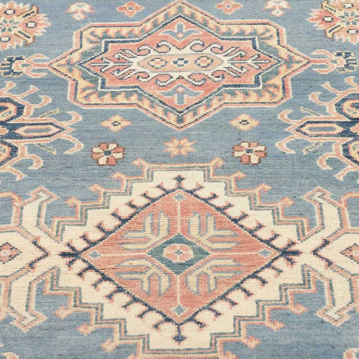Tapis salon géométrique, laine naturelle, noué à la main, KAZAK CO 60 bleu, beige, rose, UN AMOUR DE TAPIS