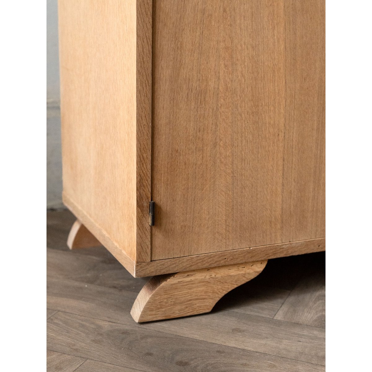 Petit buffet haut en bois Gilbert N°1747 - Bon état bois clair, DEBONGOUT