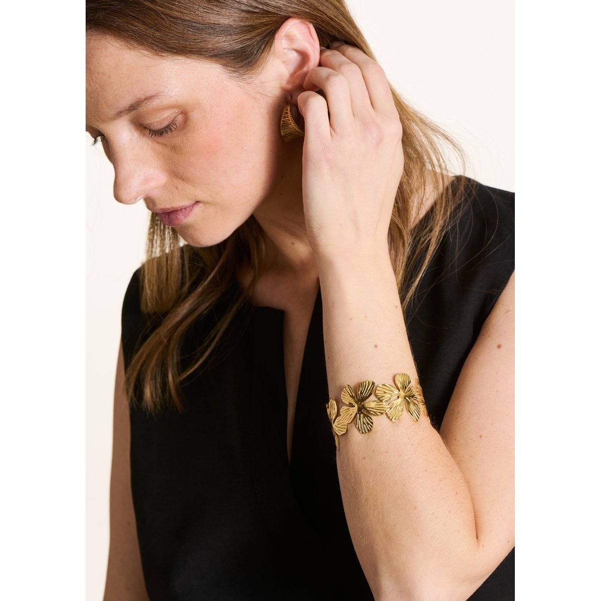 Bracelet jonc doré fleur light gold, LA FEE MARABOUTEE