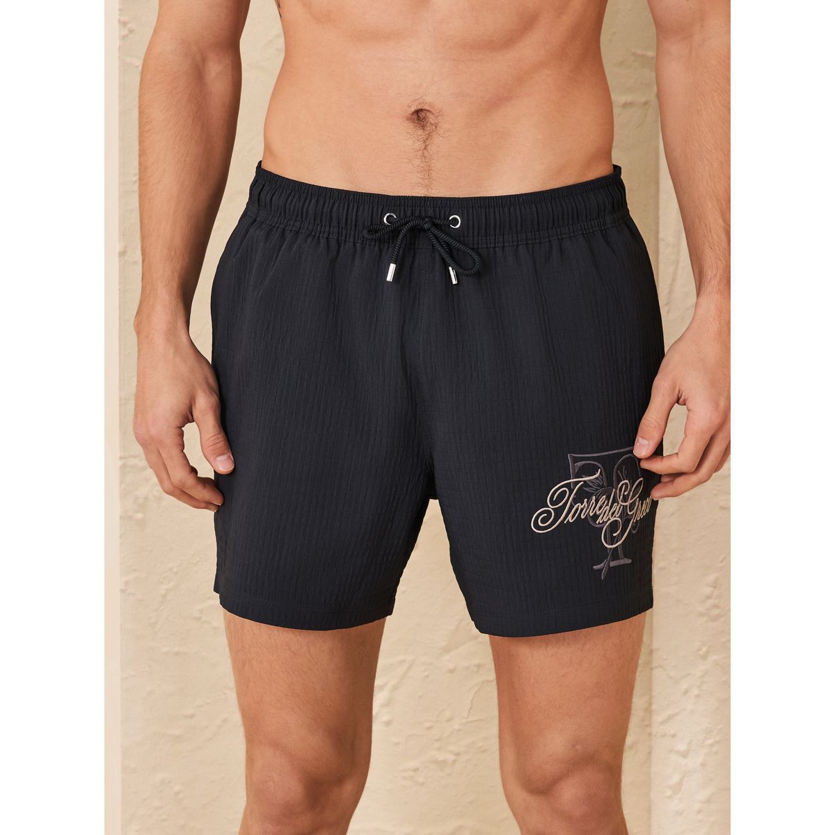 Short de bain brodé à texture gaufrée 5 po noir, NEXT