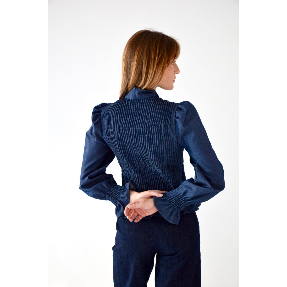 Blouse en jean smockée col lavallière CHÍA denim, MINDTRAVELER