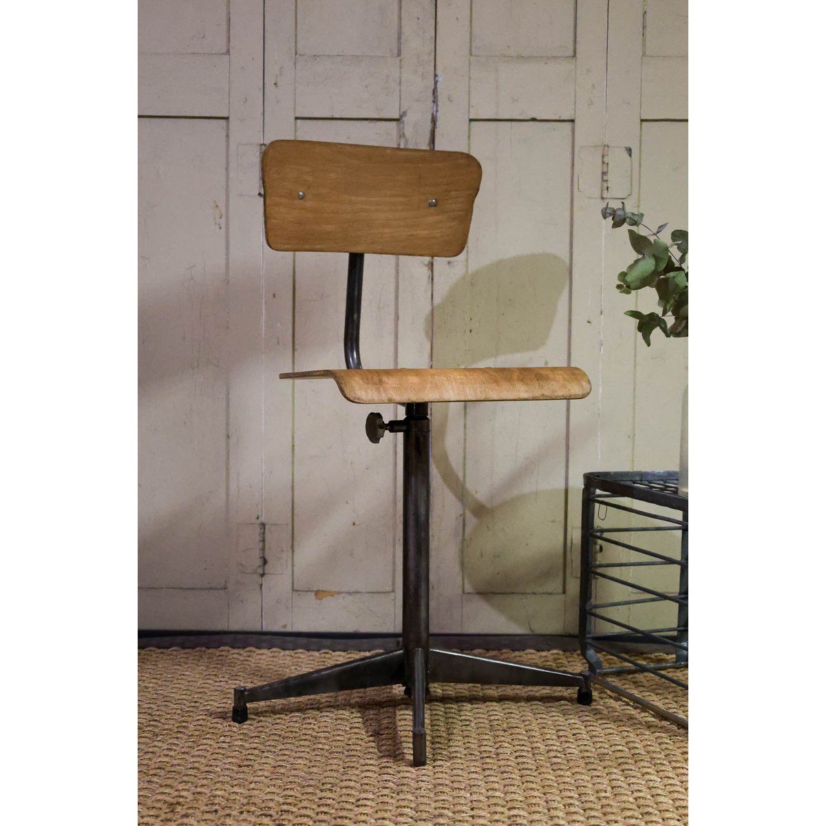 Chaise d'atelier en métal et bois Claude N°880 - Bon état bois clair, DEBONGOUT