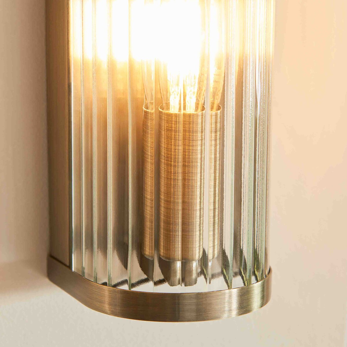 Risto 1-Light Ribbed Glass Wall Light brass, ÉDITÉ