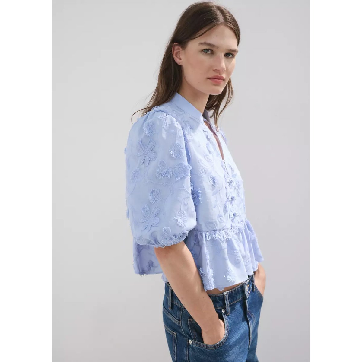 Blouse brodée manches bouffantes bleu ciel, MANGO