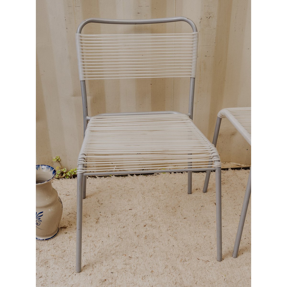 Paire de chaises en métal gris et scoubidou blanc Alma N°1854 - Bon état gris, DEBONGOUT