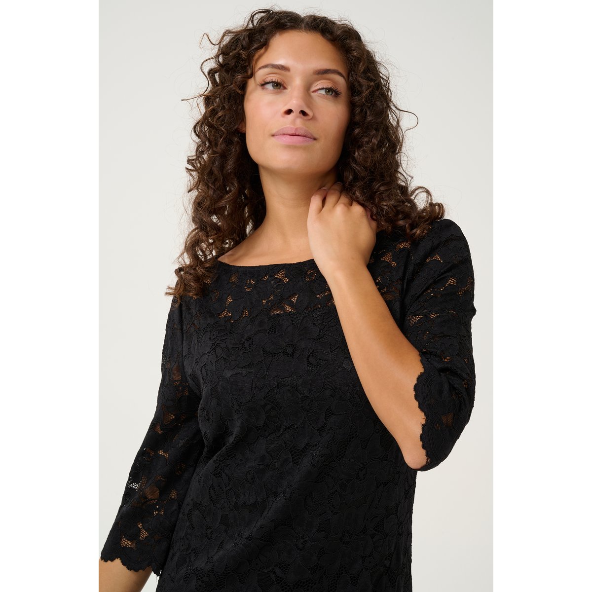 Robe noir pitch black, CREAM