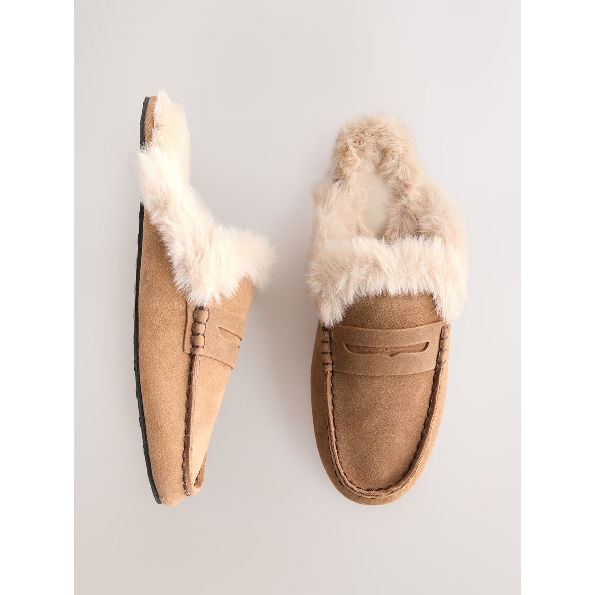 Chaussons style mocassins en daim marron moka, NEXT