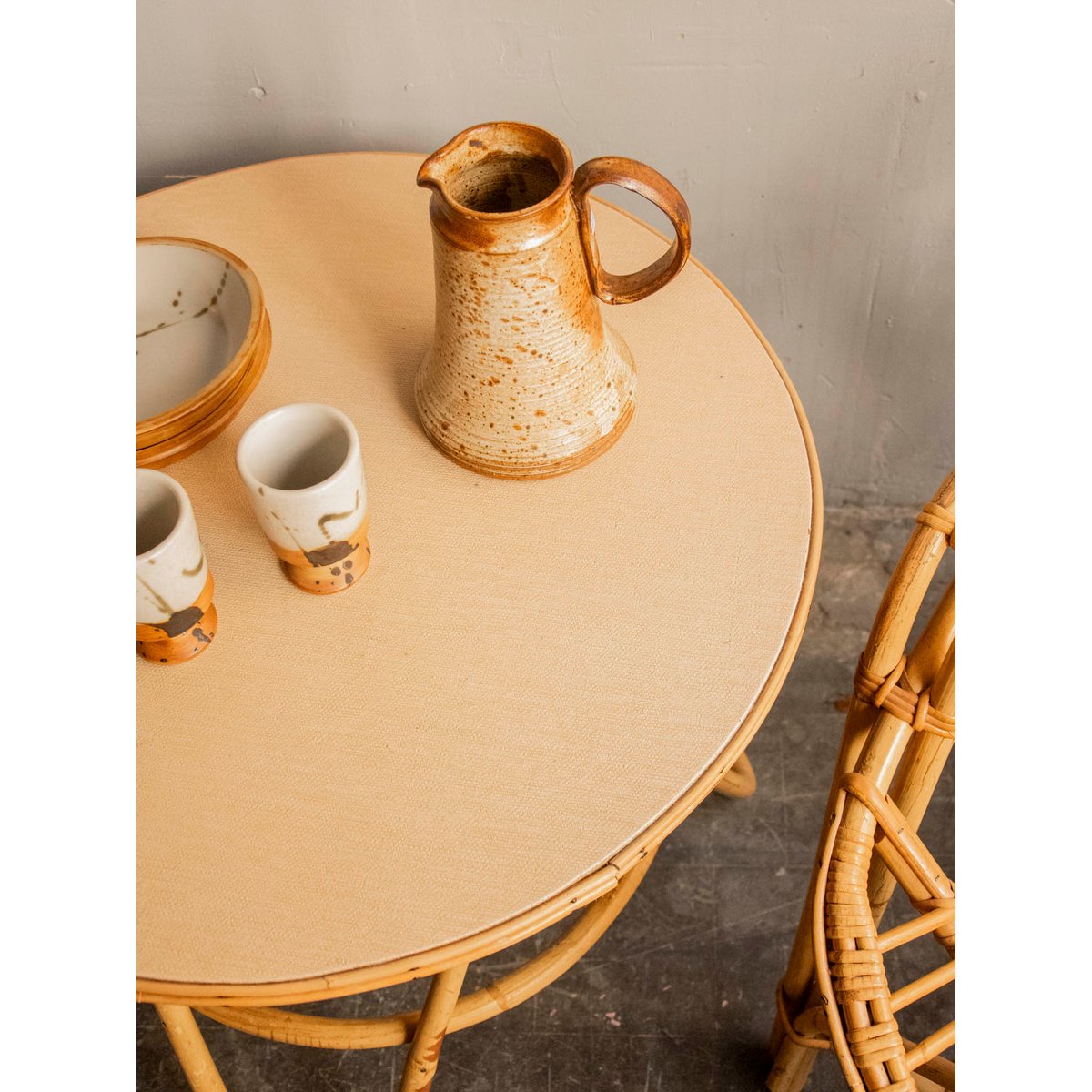 Table basse en rotin et bois teint en beige Léonie N°937 - Bon état beige, DEBONGOUT