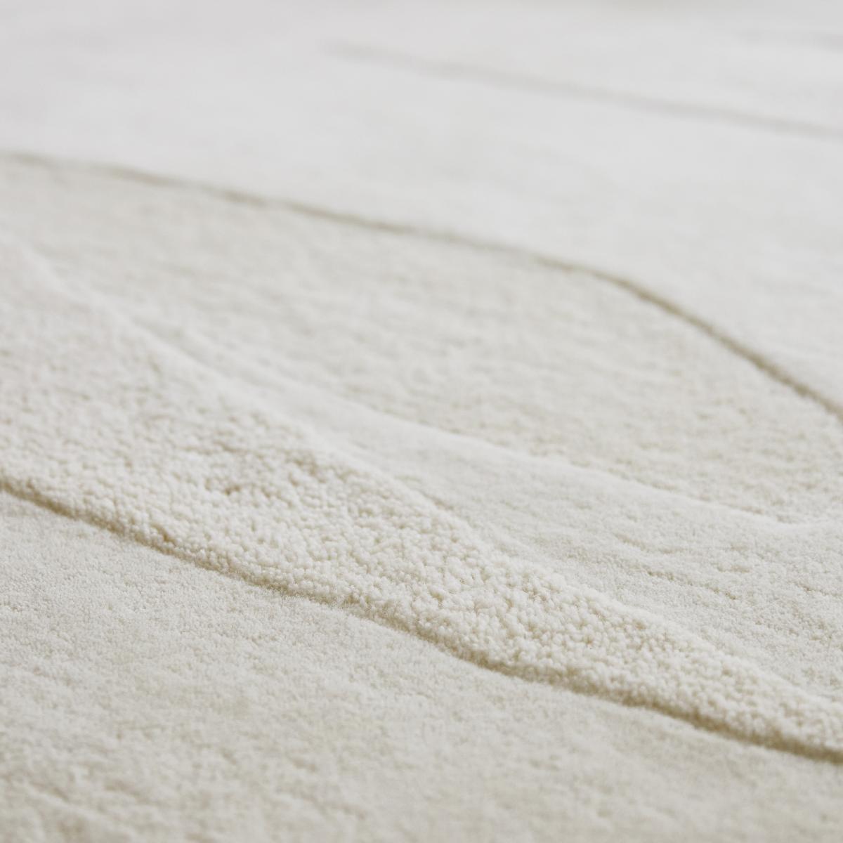 Tapis salon et chambre fait à la main en laine motif faux uni SCAPE écru, UN AMOUR DE TAPIS