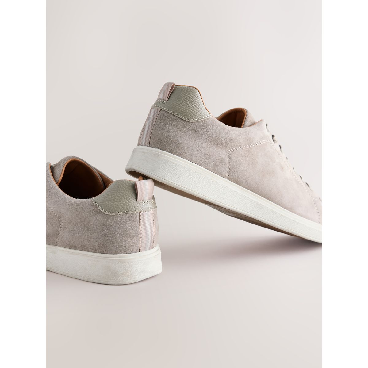 Baskets fines en daim casual chic gris, NEXT