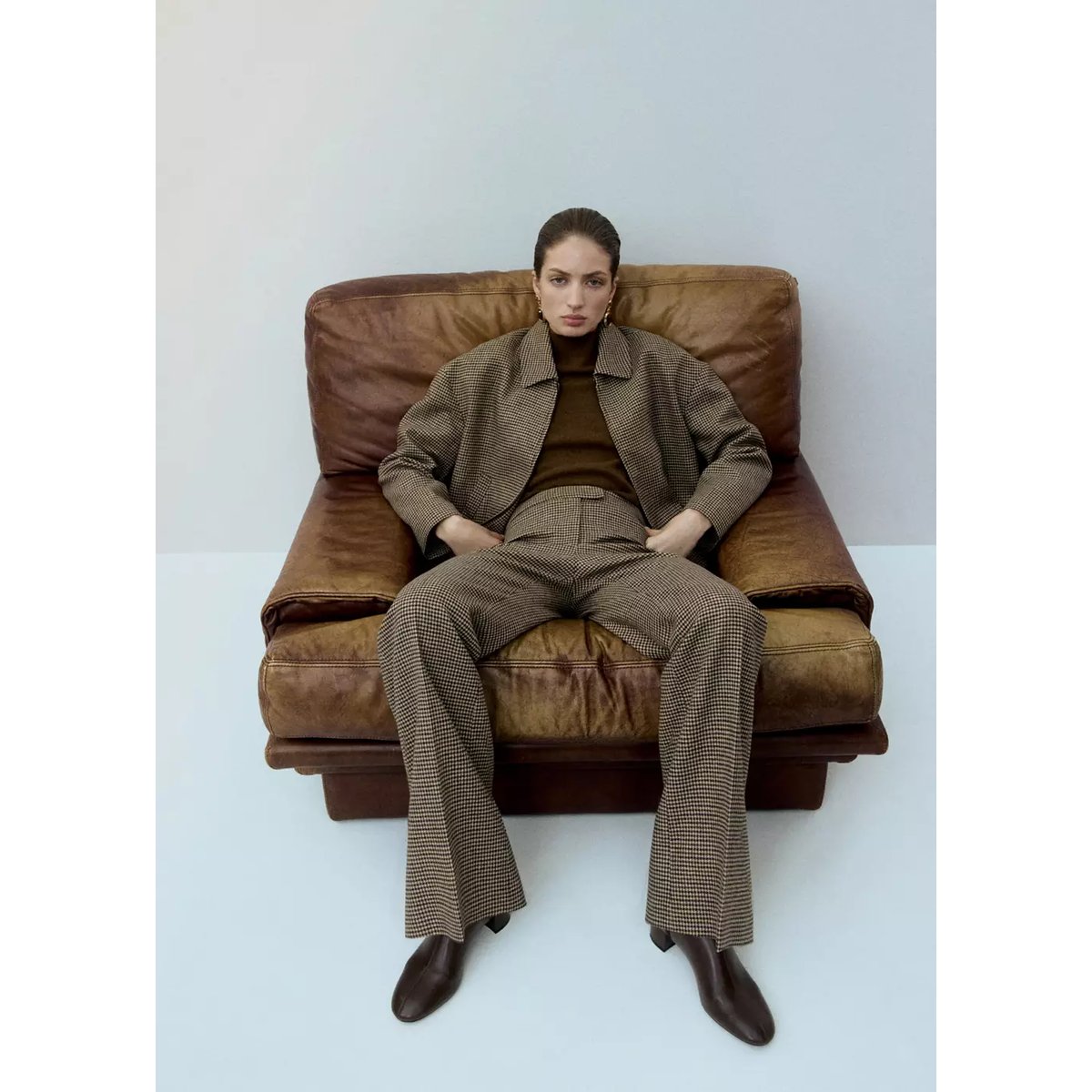 Pantalon en laine mélangée pied-de-poule marron moyen, MANGO