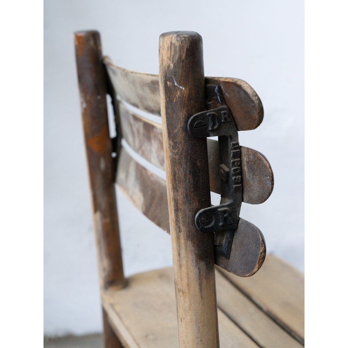 Chaise en bois à lattes pour enfant Ernestine N°1356 - Bon état bois clair, DEBONGOUT