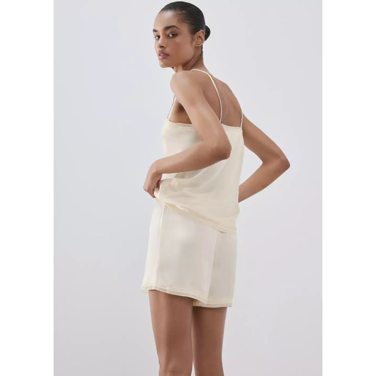 Short pyjama satiné en dentelle ivoire, MANGO
