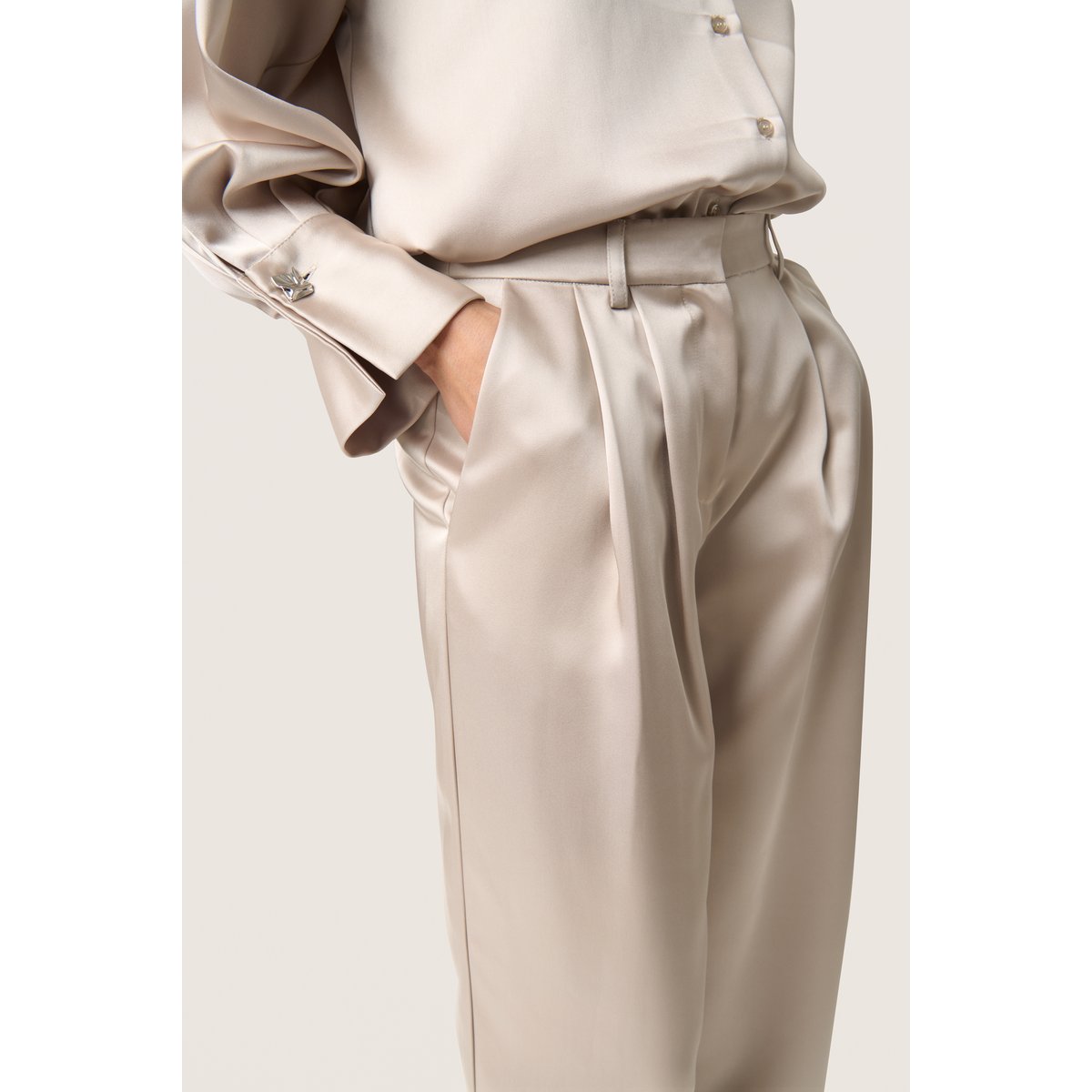 Pantalon de costume beige ancient scroll, SOAKED IN LUXURY
