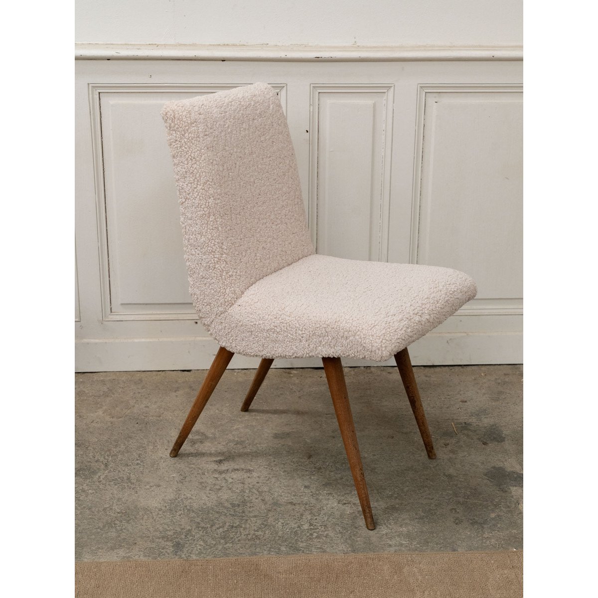 Paire de chaises en tissu bouclette blanc Alma N°1691 - Bon état blanc, DEBONGOUT