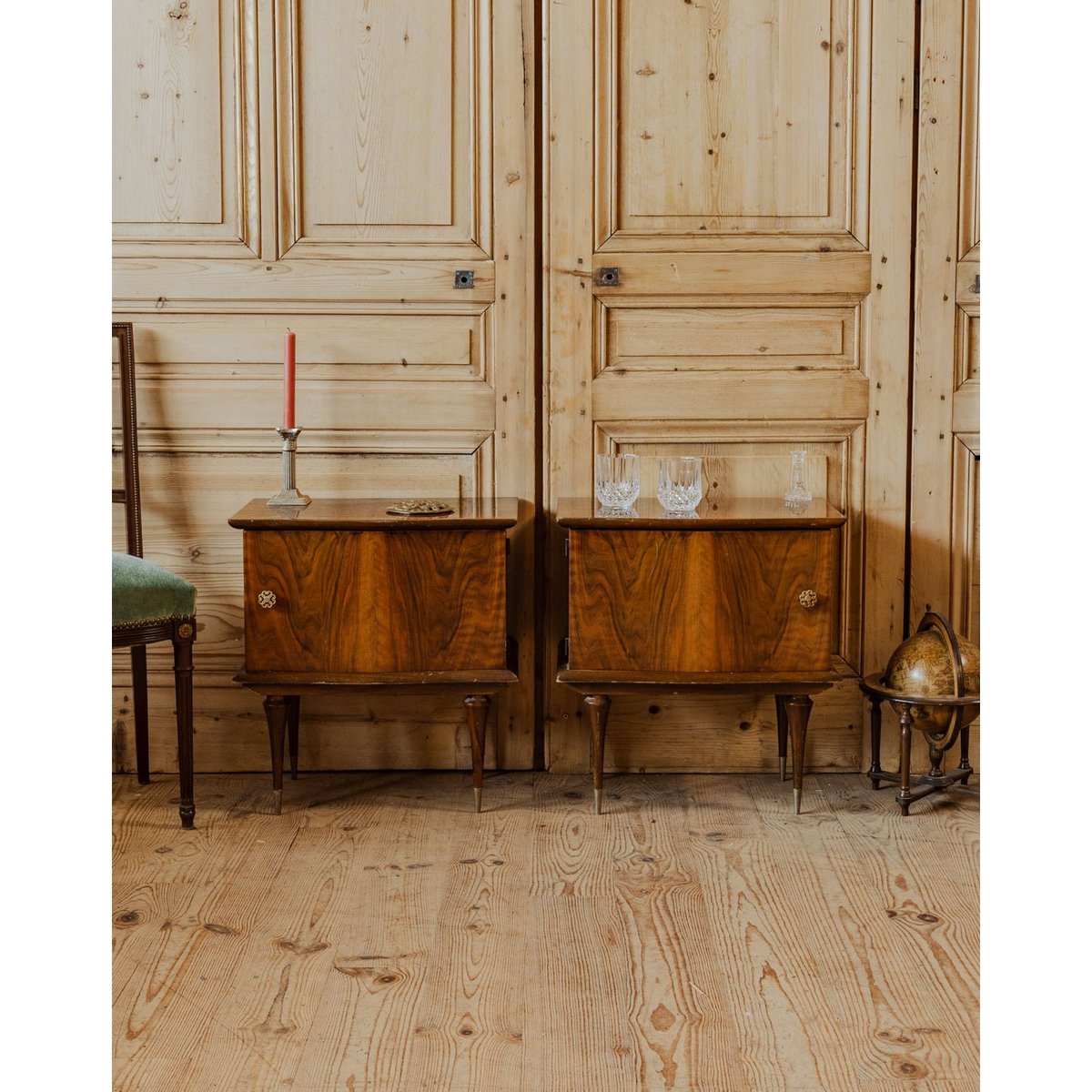 Paire de tables de chevet en bois Odile N°1423 - Bon état bois foncé, DEBONGOUT