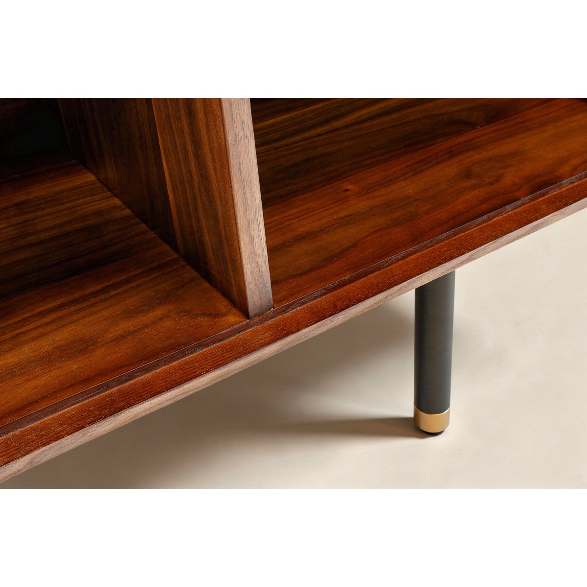 Buffet en noyer 4 portes à motifs VELINA bois foncé, PRODUIT INTERIEUR BRUT