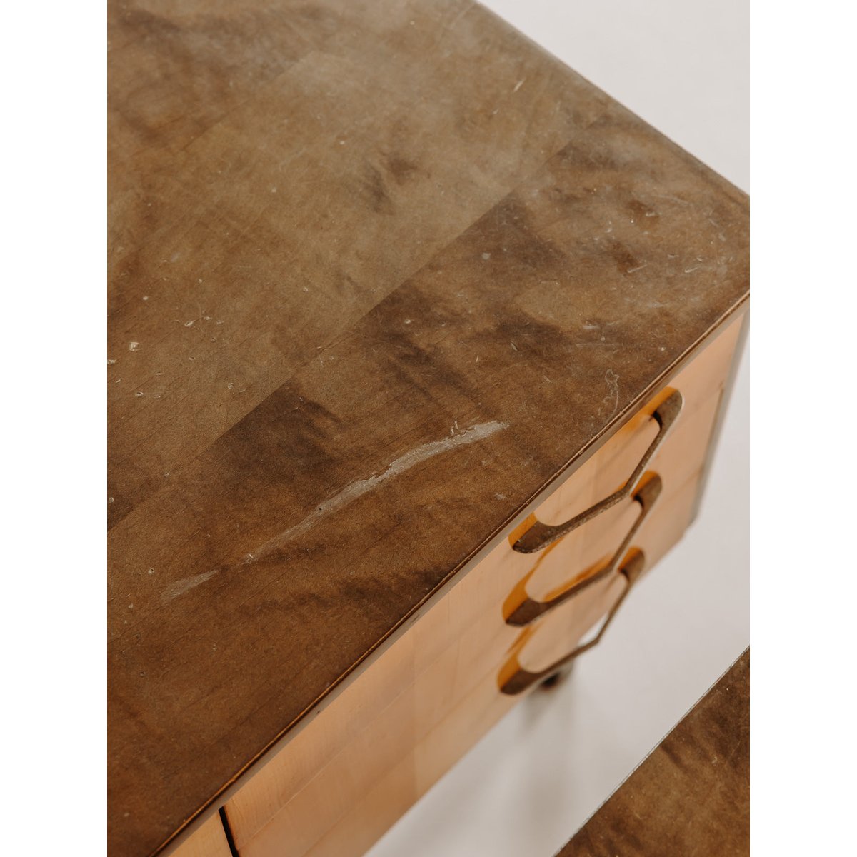 Paire de tables de chevet au placage en bois Maïa N°1593 - Bon état bois foncé, DEBONGOUT