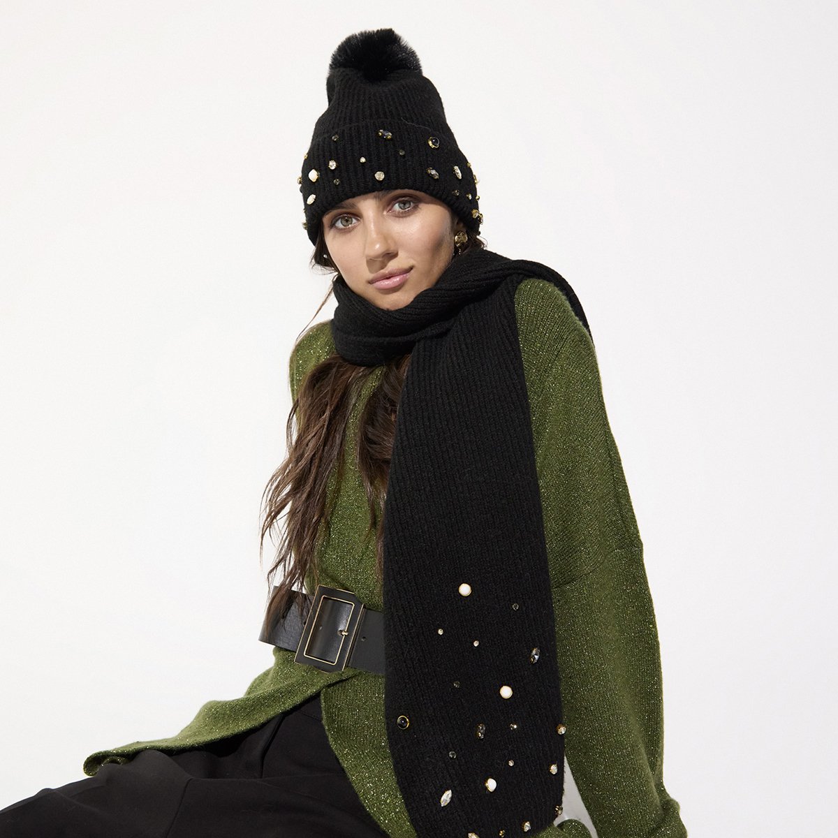 Bonnet tricoté à bijoux fantaisie et pompon noir, LOLA CASADEMUNT