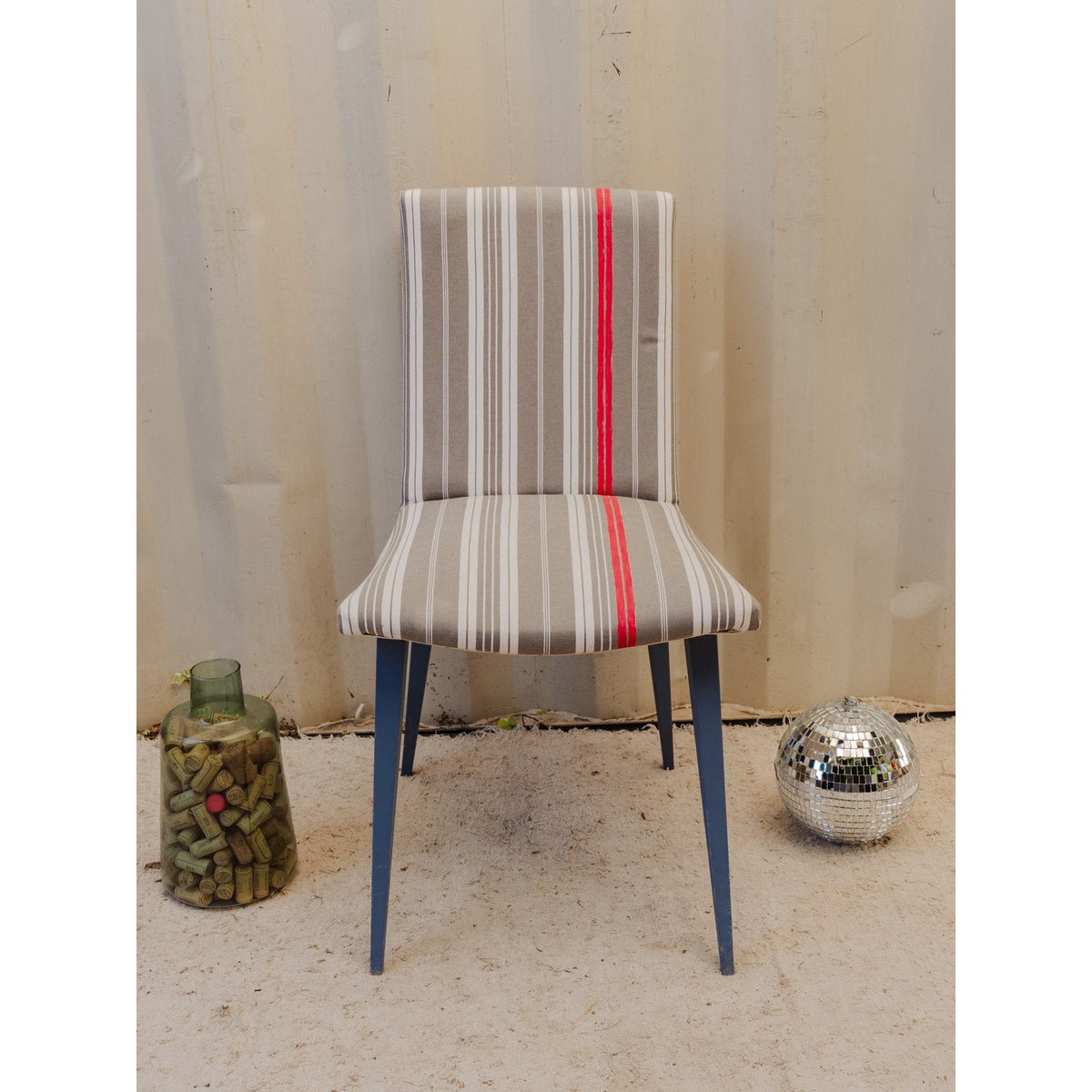 Chaise en tissu rayé et bois Alma N°1852 - Bon état gris, DEBONGOUT