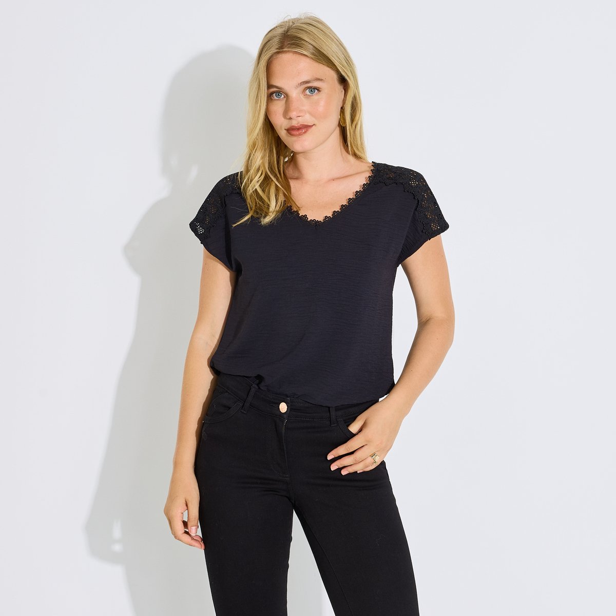 Blouse col V détails ajourés noir, GRAIN DE MALICE