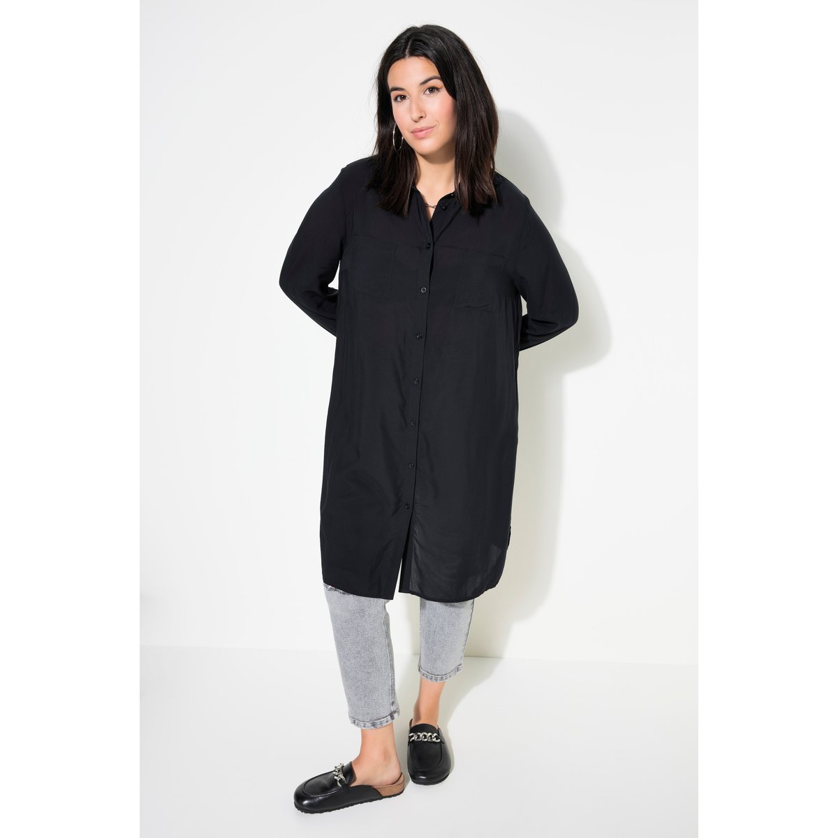 Chemise longue coupe Boxy en modal. Col noir, STUDIO UNTOLD