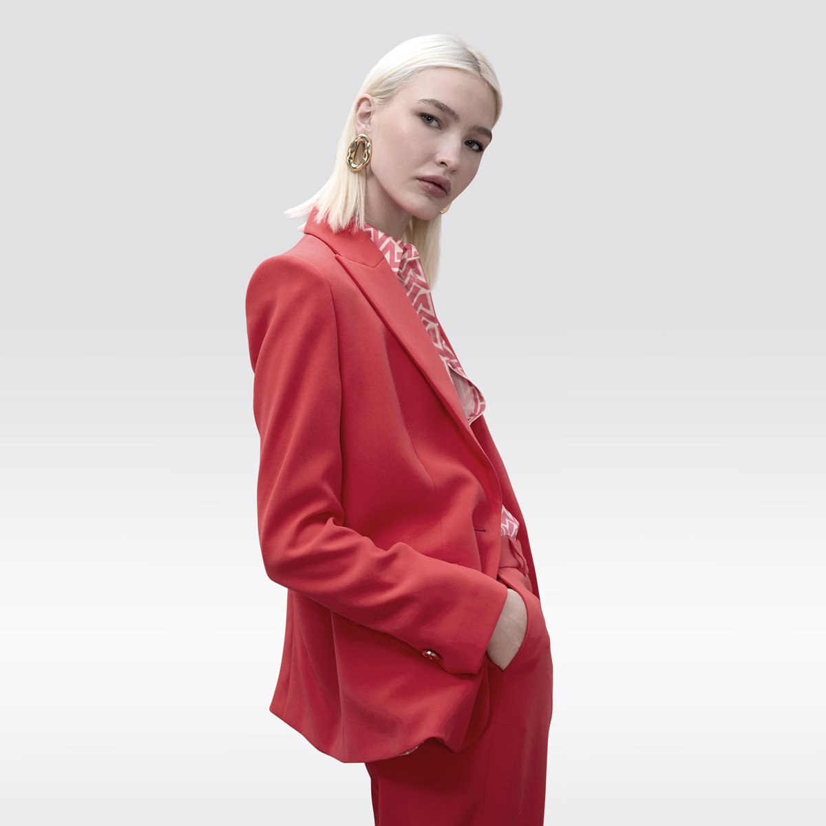 Blazer droit à épaulettes corail, LOLA CASADEMUNT