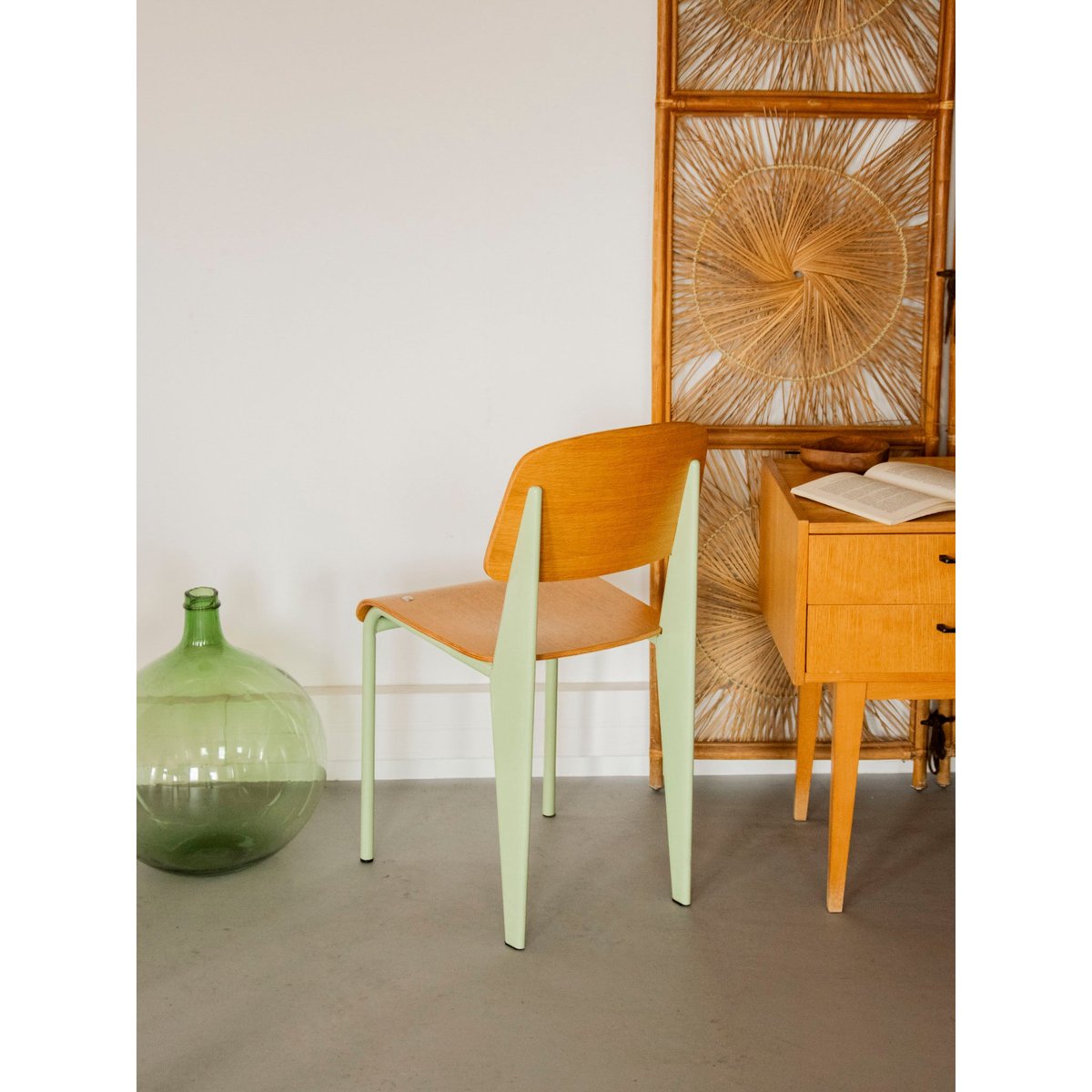 Chaise aux pieds vert menthe Alma N°1920 - Bon état vert, DEBONGOUT