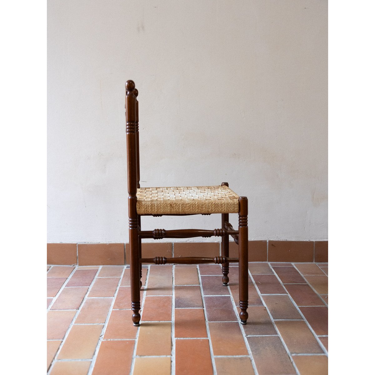 Paire de chaises en paillage Claude N°1479 - Bon état bois foncé, DEBONGOUT