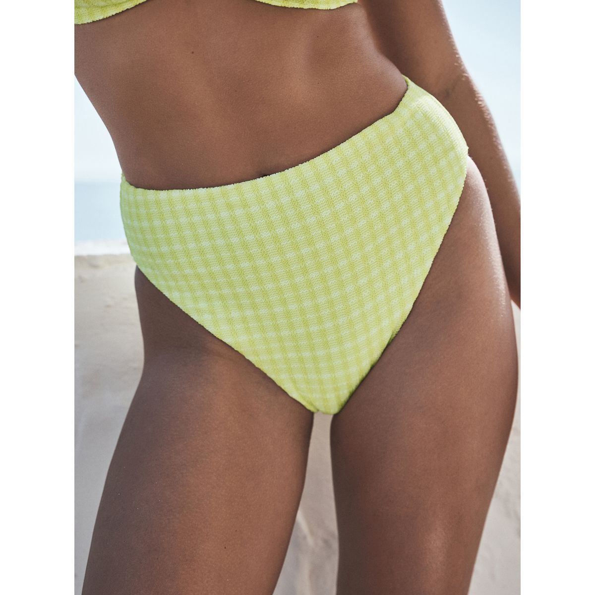 Bas de bikini échancré taille haute vichy vert citron froissé, NEXT